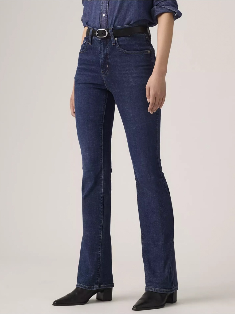 Levi’s 725 High Rise Bootcut Jeans – Size 26